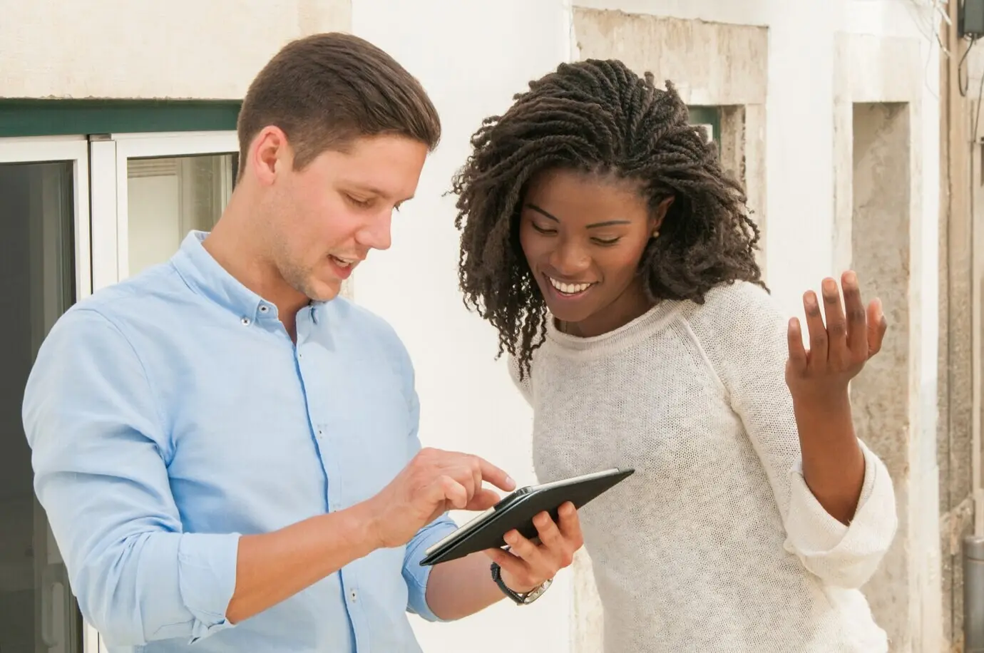 Мужчины и женщины-туристы идут по старому городу.