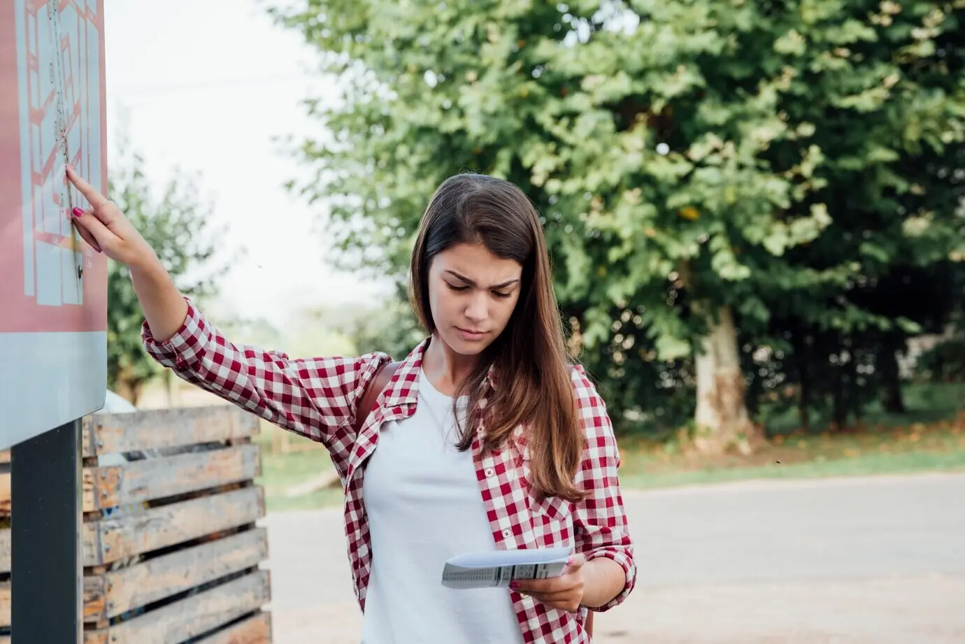 Женщина сравнивает карты, вид спереди.
