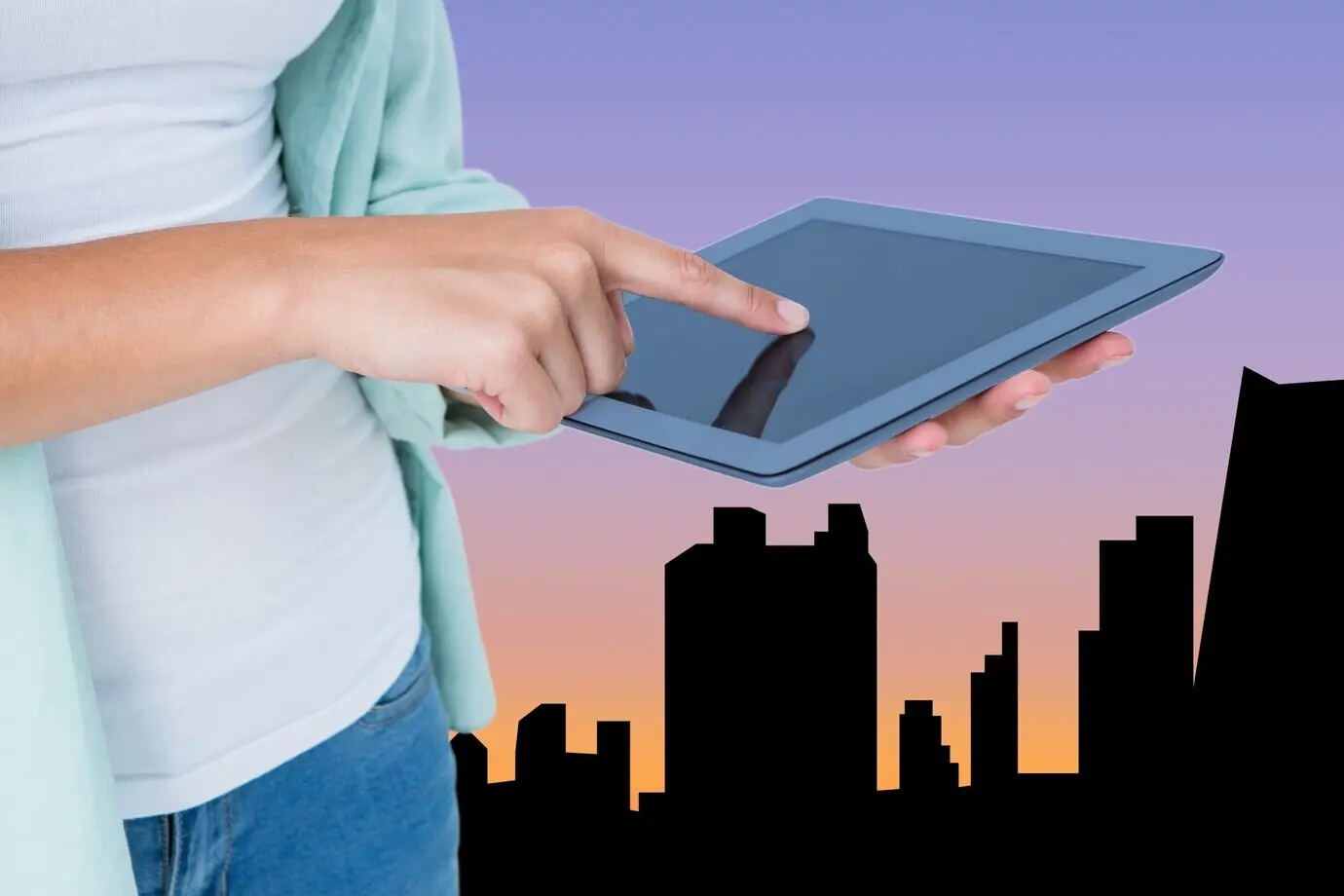 Женщина пользуется планшетом