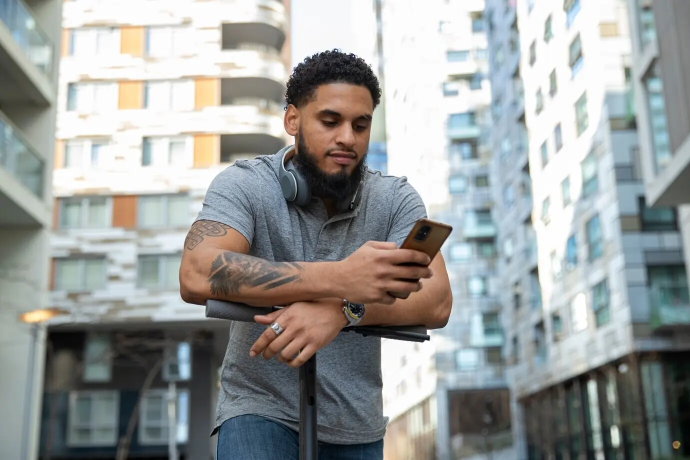 Средний план мужчины, держащего смартфон.